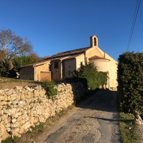 la Chapelle du 12 ème siècle se trouve à 100 m du Mas