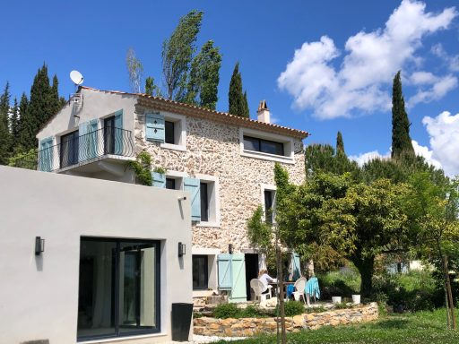 Bergerie du 17 ème siècle restaurée et agrandie par nos soins .